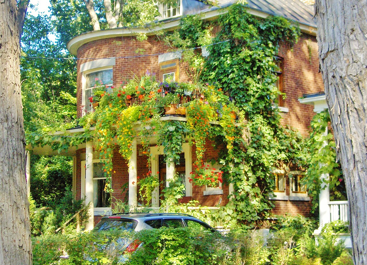 Maison de brique fleurie, typique des quartiers résidentiels d'Ahuntsic