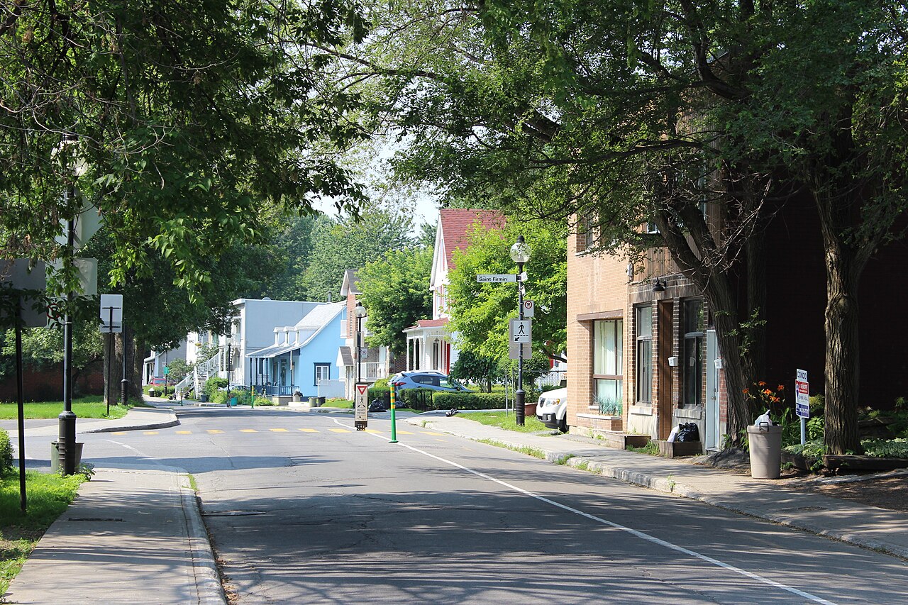 Maisons anciennes le long du boulevard Gouin Est, dans le village du Sault-au-Récollet