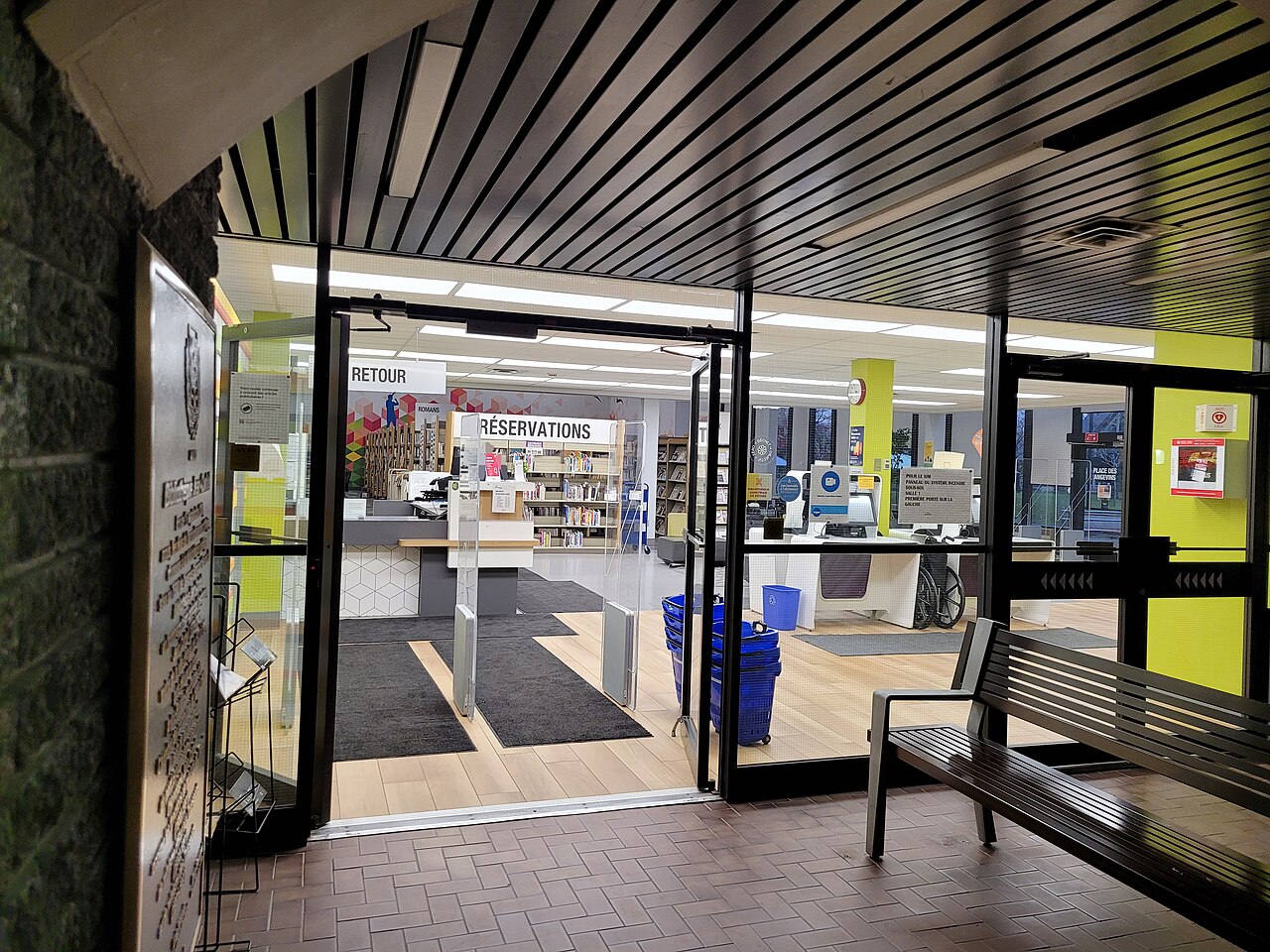 Entrée de la bibliothèque Jean-Corbeil, à Anjou