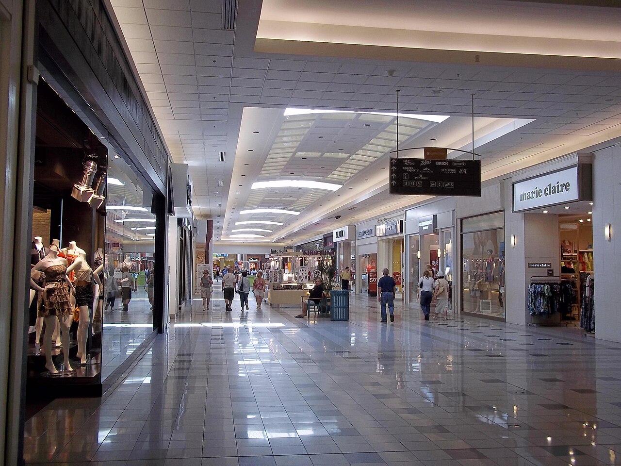 Corridor intérieur des Galeries d'Anjou, bordé de boutiques