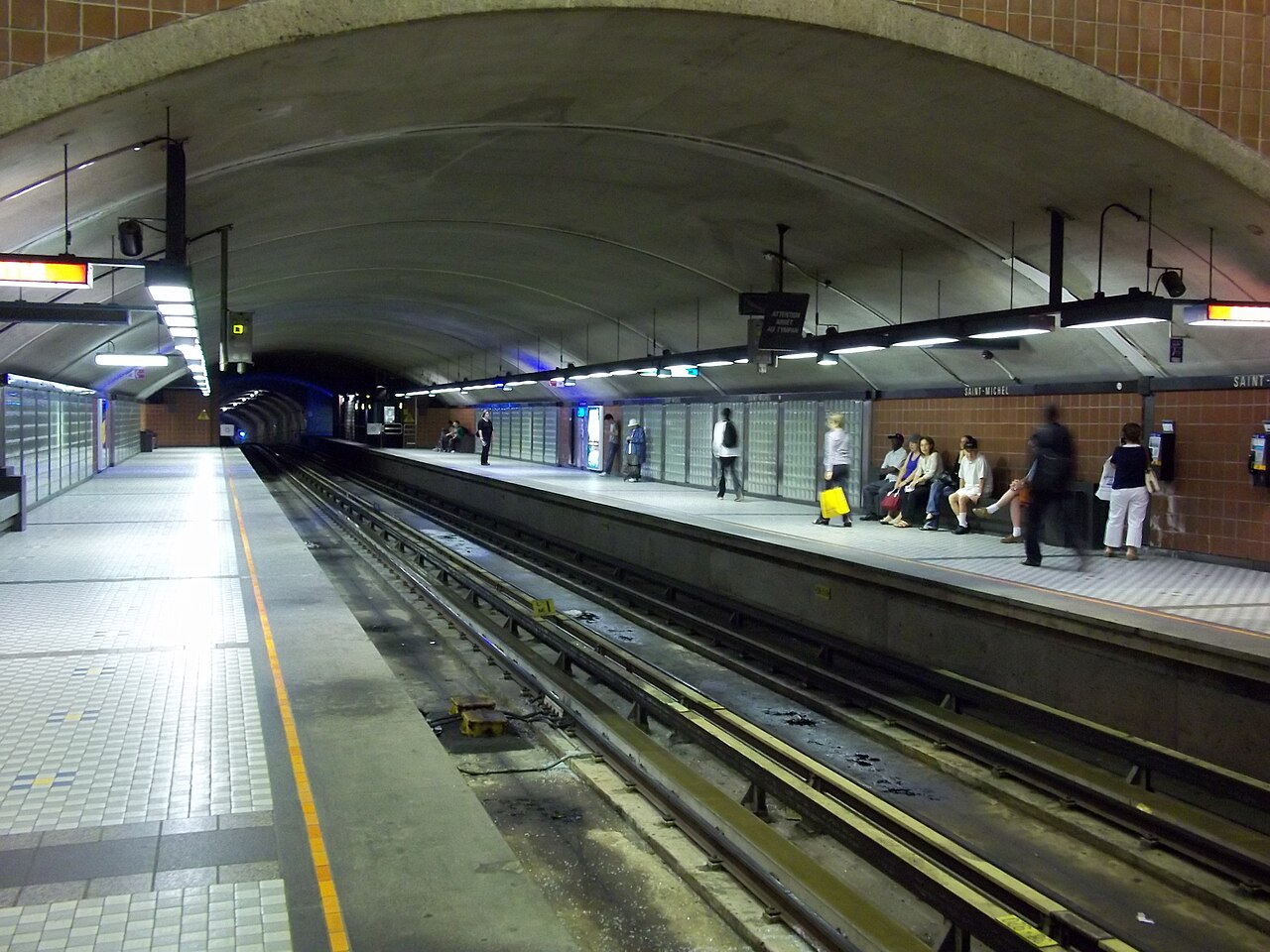 Quai de la station de métro Saint-Michel, terminus actuel de la ligne bleue en attendant le prolongement vers Anjou