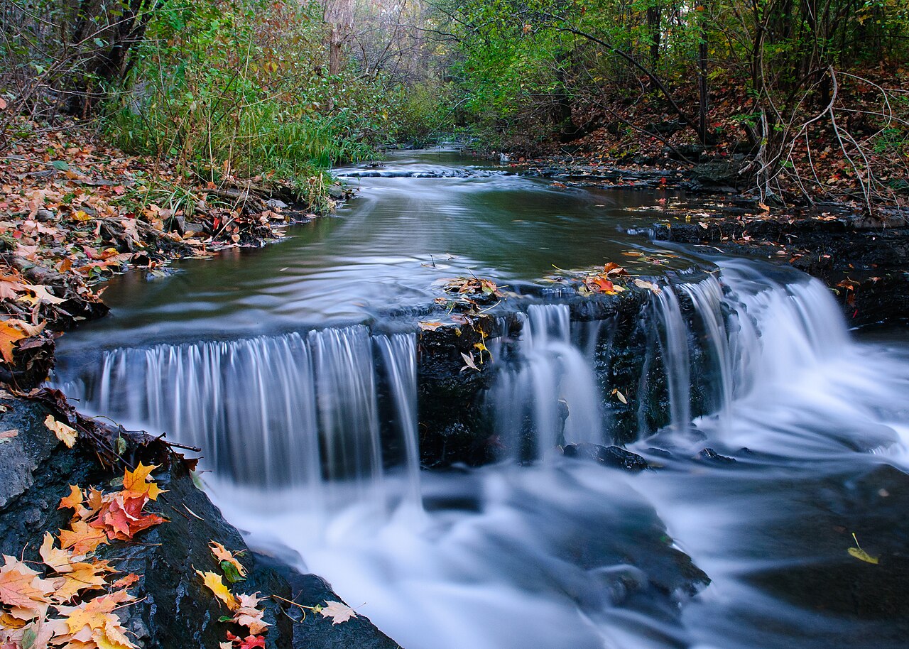Petite chute du ruisseau De Montigny en automne, au parc-nature du Ruisseau-De Montigny