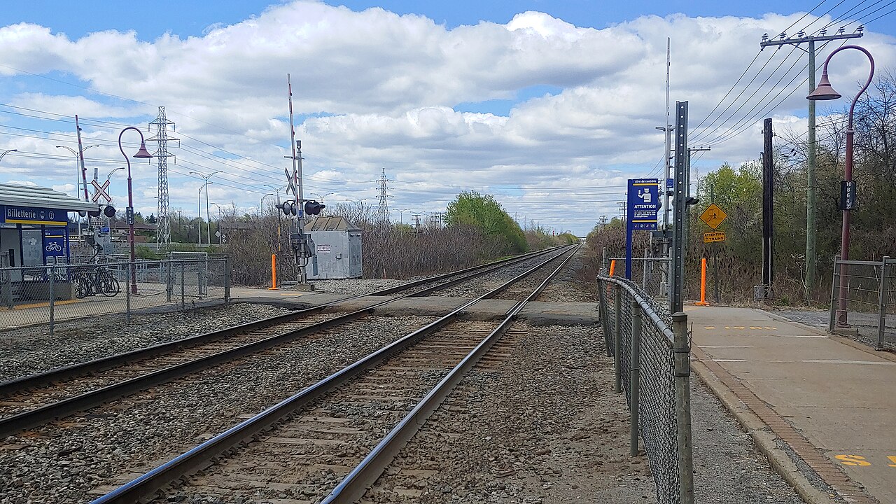 La gare de Baie-D'Urfé sur la ligne exo Vaudreuil-Hudson : quai, abri et voies ferrées