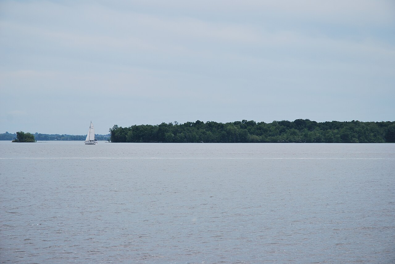 Le lac Saint-Louis et un voilier devant l'île Dowker, vus du parc Angell, à Beaconsfield
