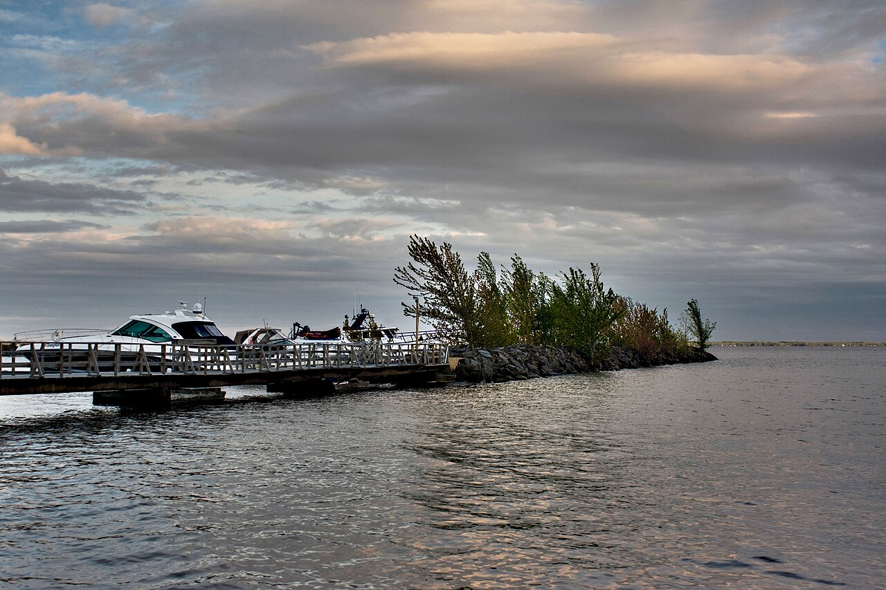 Quai et bateaux sur le lac Saint-Louis au coucher du soleil, à Beaconsfield