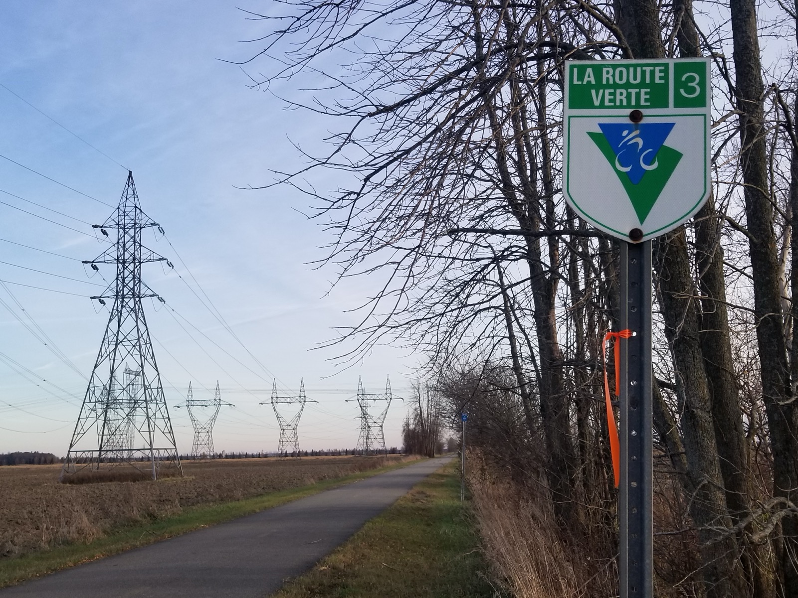 La piste cyclable de la Route verte 3 qui longe le corridor du canal de Beauharnois