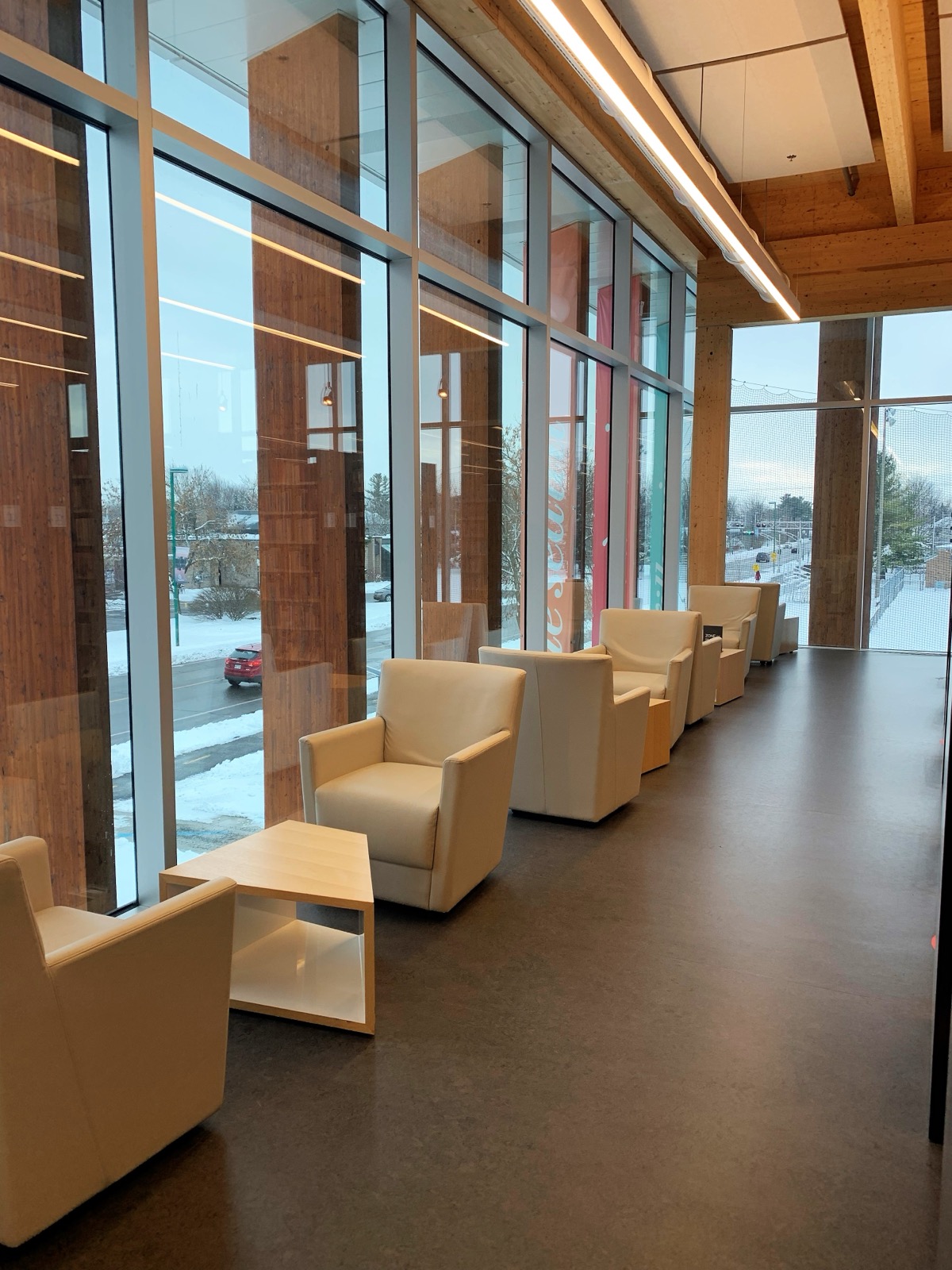 Espace de lecture de la bibliothèque Paul-Mercier, à Blainville