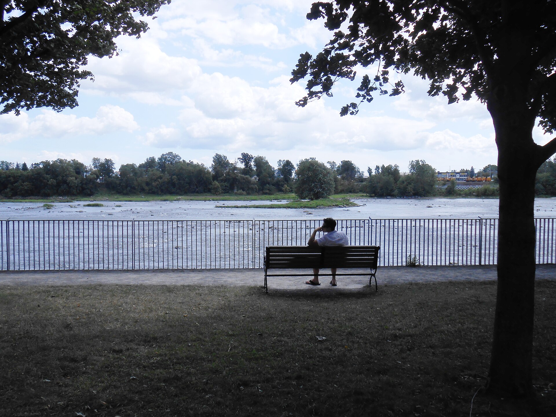 Un banc public face à la rivière des Mille Îles