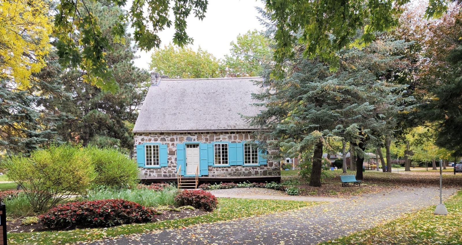 La maison dite Louis-Hippolyte-La Fontaine, maison de pierre aux volets bleus dans le parc De la Broquerie