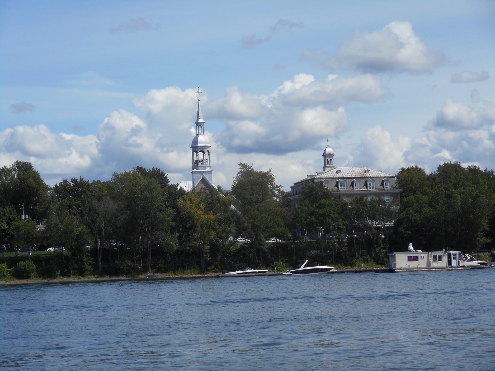 Le clocher de l'église Sainte-Famille et le Vieux-Boucherville vus du fleuve, depuis la navette fluviale