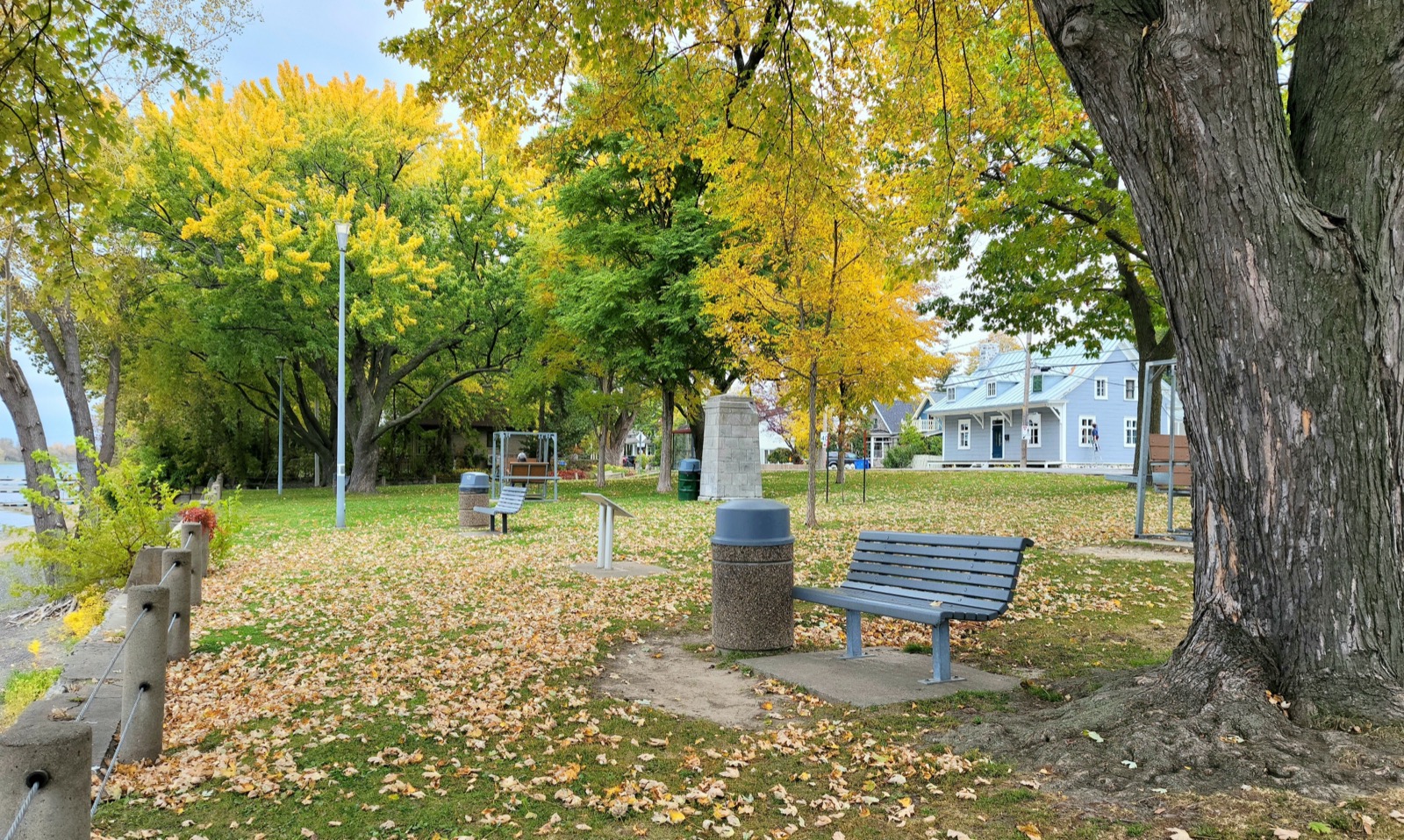 Bancs et grands arbres du parc Léandre-Lacaille, au bord du fleuve à Boucherville