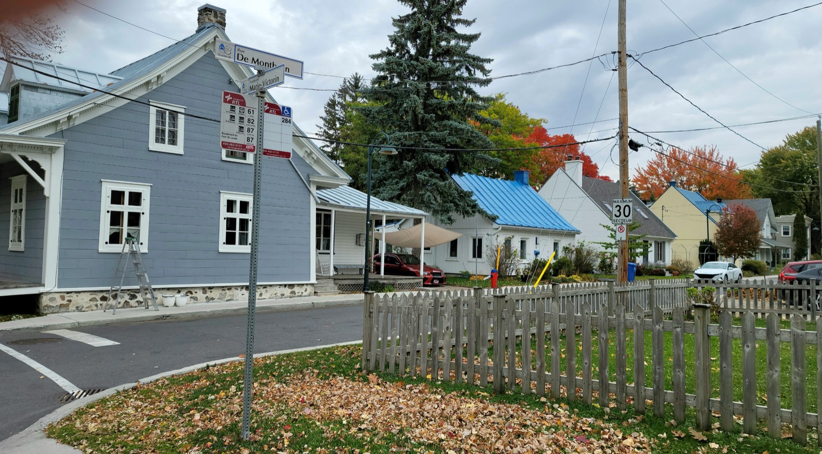 Maisons de village au coin de la rue De Montbrun et du boulevard Marie-Victorin, avec un arrêt d'autobus du RTL