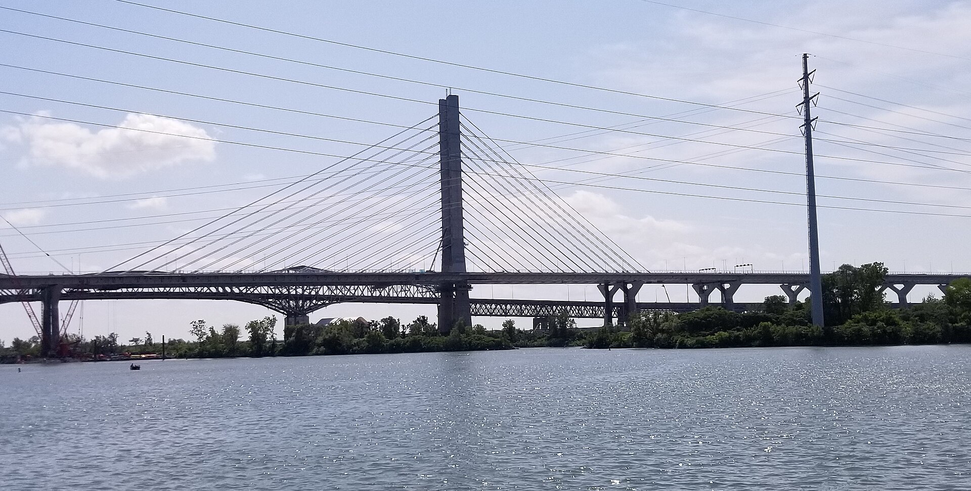 Le pont Samuel-De Champlain vu du fleuve Saint-Laurent