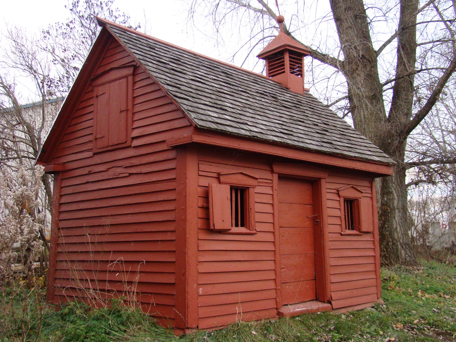 Ancienne laiterie rouge à lanterneau de la maison François-Xavier-Paquette-dit-Lavallée, à Calixa-Lavallée