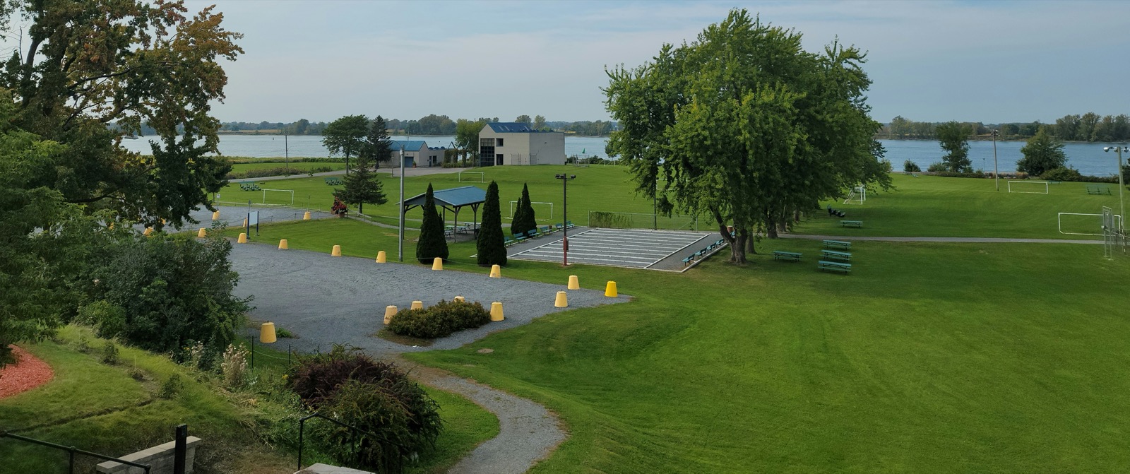 Le parc des Pionniers et le fleuve Saint-Laurent au village voisin de Verchères