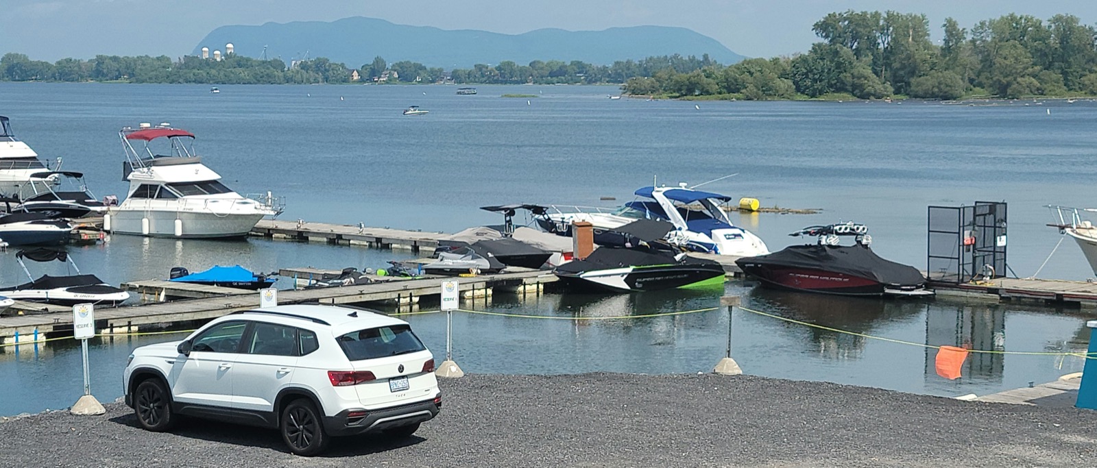 Marina sur le bassin de Chambly avec le mont Saint-Hilaire en arrière-plan