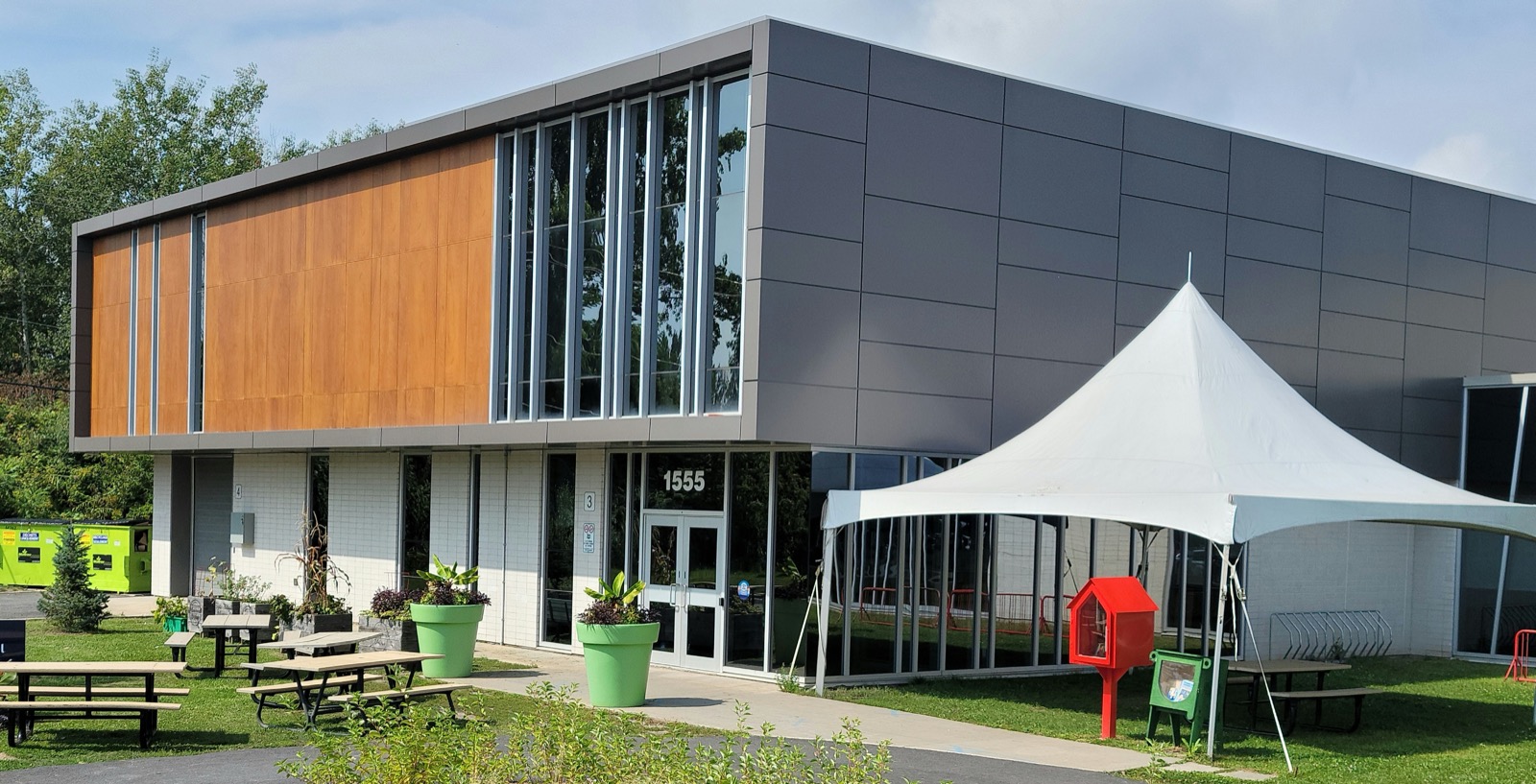 Le centre multifonctionnel de Carignan, sur la rue de l'École