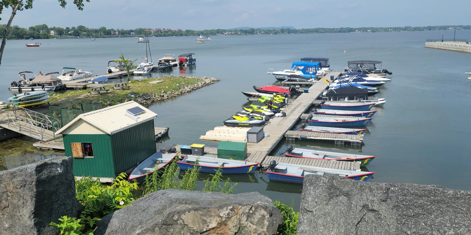 La marina et une jetée sur le bassin de Chambly, avec le village en arrière-plan