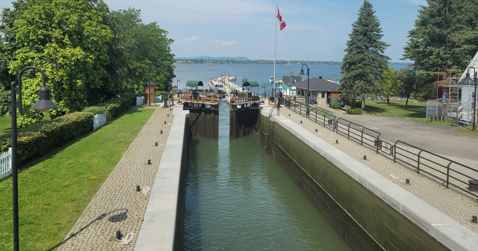 Les écluses du canal de Chambly, avec le bassin en arrière-plan