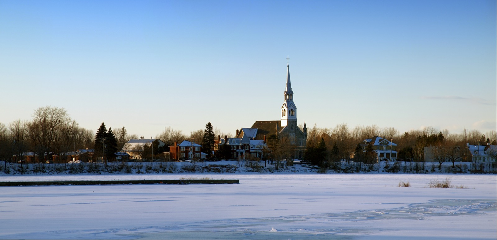 L'église Saint-Joseph de Chambly, vue en panorama depuis le bord de l'eau