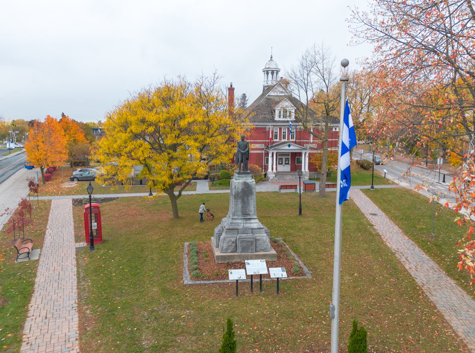 Le parc de l'hôtel de ville de Chambly, un des nombreux espaces verts de la ville