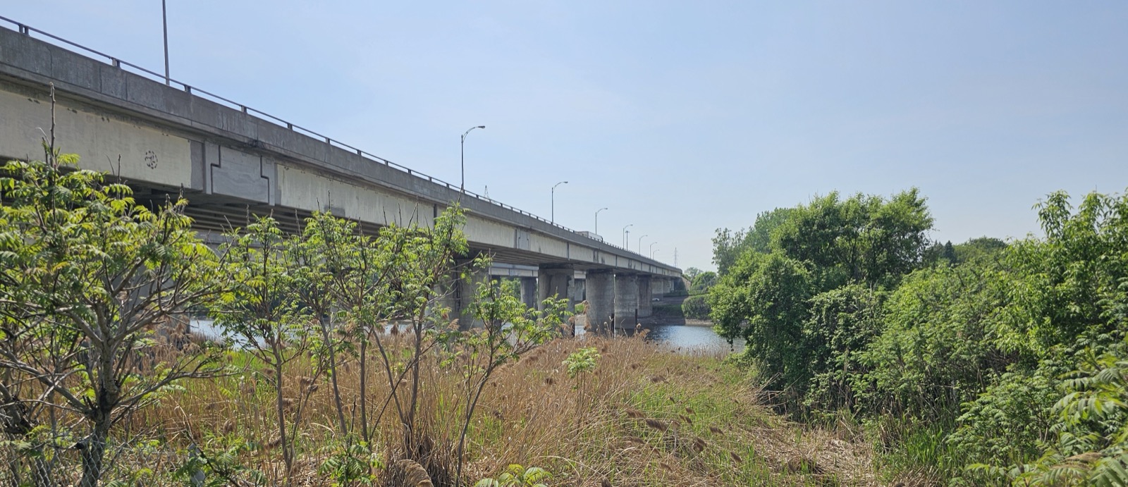 Le pont de l'autoroute 40 au-dessus de la rivière L'Assomption, à la sortie de Charlemagne