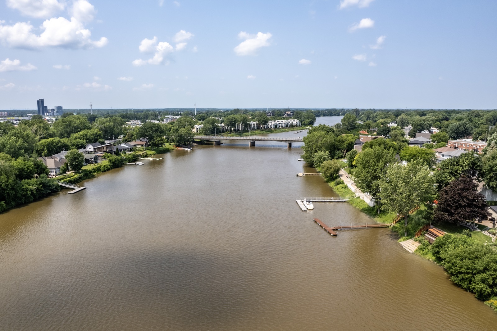 Vue aérienne de l'embouchure de la rivière L'Assomption, aux limites de Charlemagne et de Repentigny