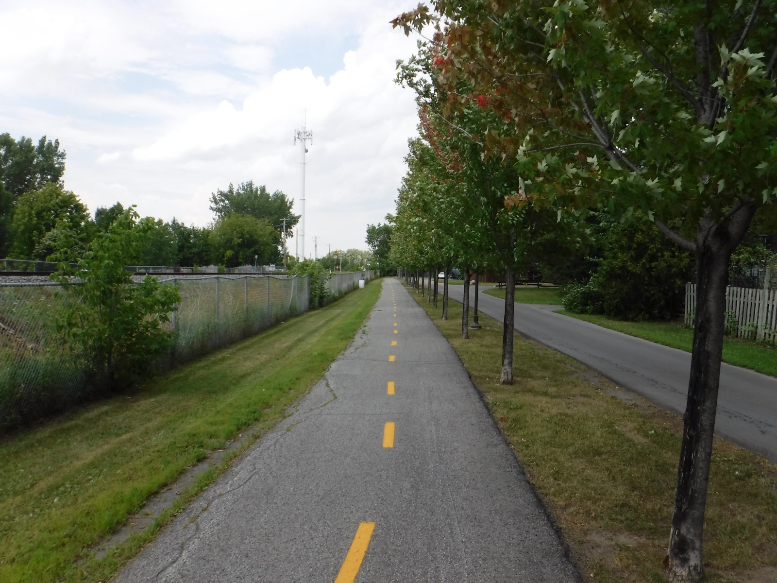La piste cyclable de la rue Trudeau, le long de la voie ferrée, à Charlemagne
