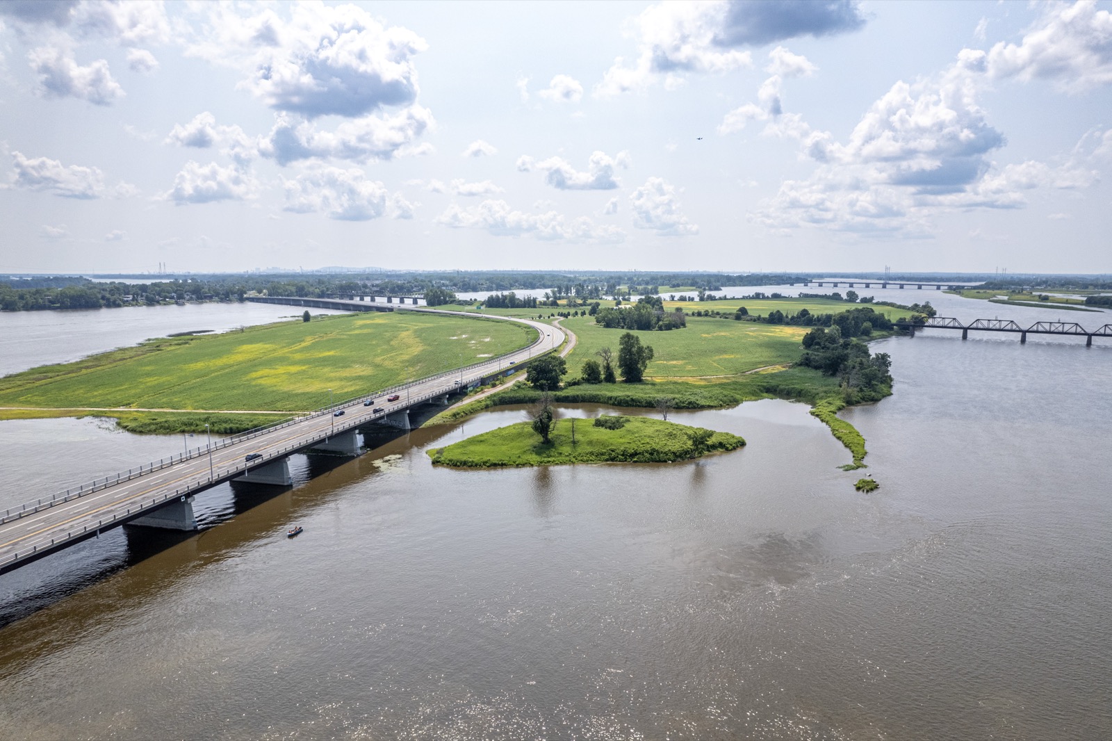 Vue aérienne du pont Le Gardeur, de l'île Bourdon et du pont ferroviaire, aux portes de Charlemagne