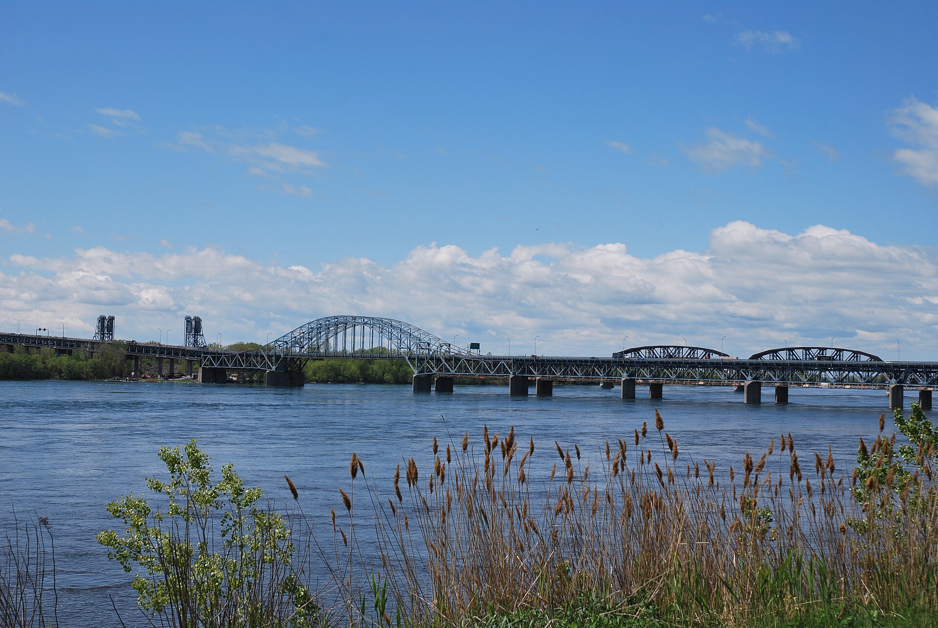 Le pont Honoré-Mercier au-dessus du fleuve Saint-Laurent