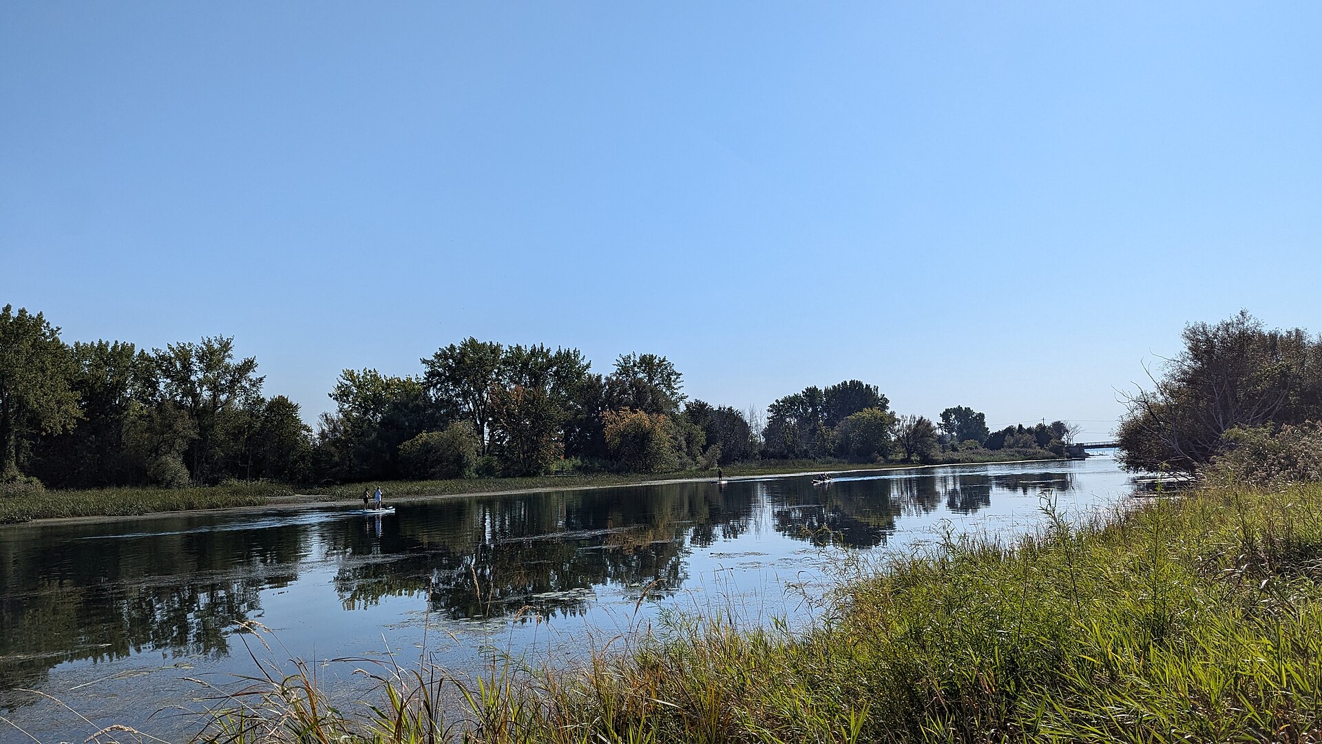 La rivière Châteauguay près de l'île Saint-Bernard, avec des planches à pagaie sur l'eau