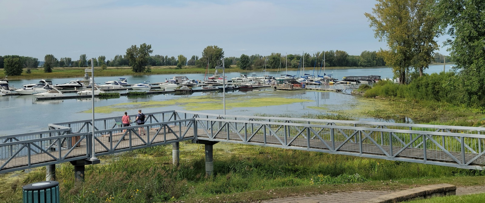 Passerelles et belvédères sur le rivage du fleuve Saint-Laurent à Contrecœur, avec la marina en arrière-plan