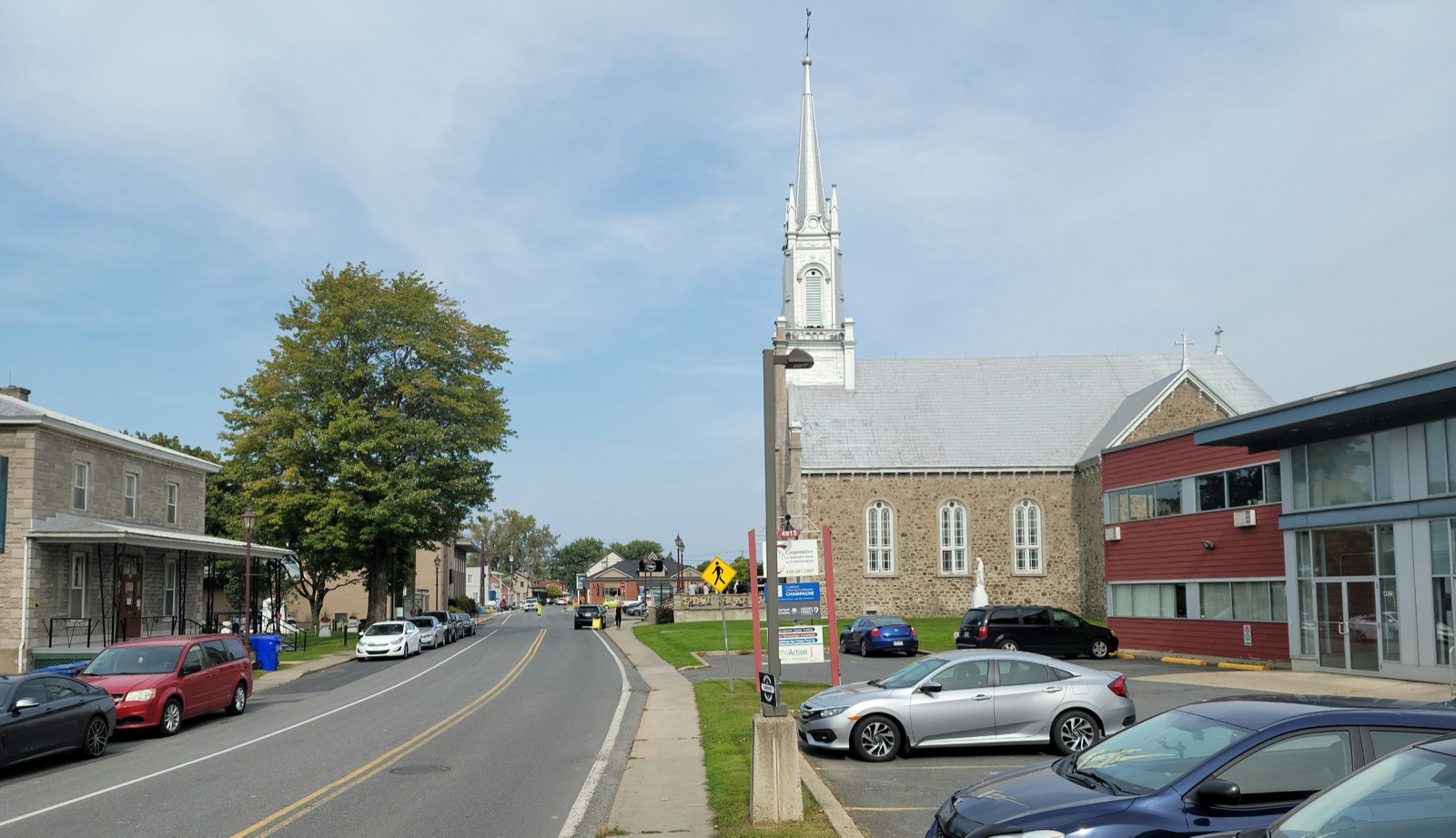 La route Marie-Victorin au centre du village de Contrecœur, avec l'église Sainte-Trinité et son clocher blanc