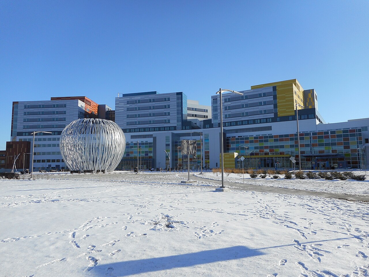 Le site Glen du CUSM, avec la sculpture « Havre » à l'avant-plan