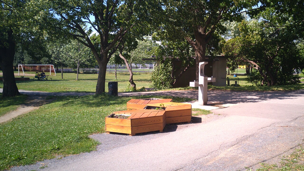 Fontaine et verdure au parc Martin-Luther-King, à Côte-des-Neiges
