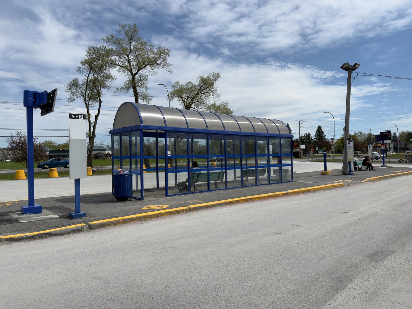 Un abri d'autobus du terminus Georges-Gagné, à Delson