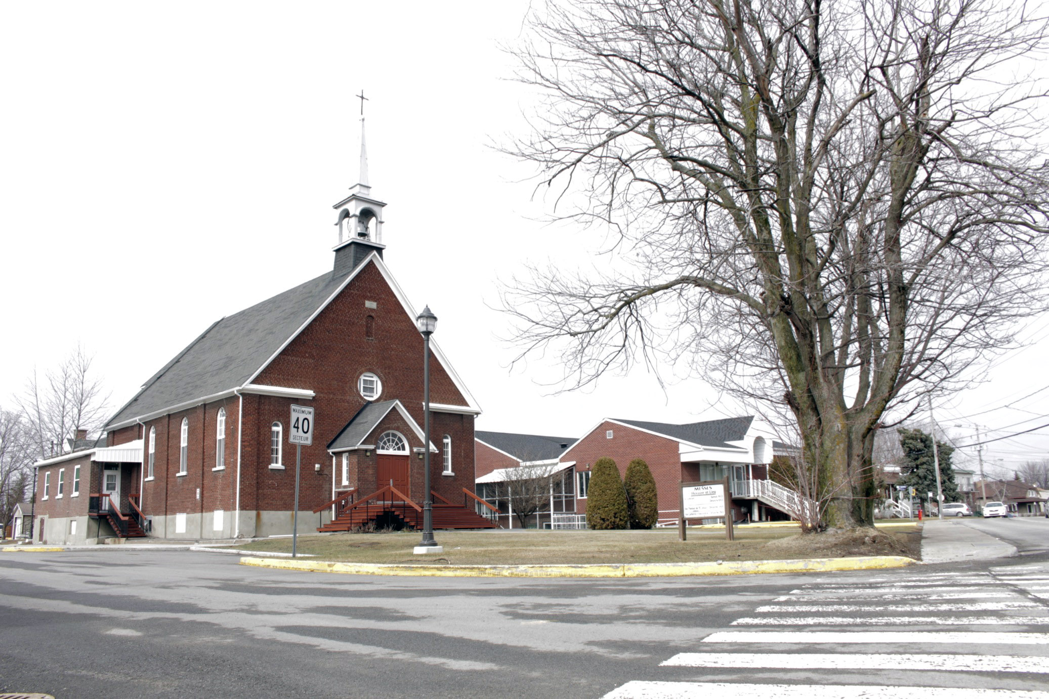 Église de brique au cœur du noyau villageois de Delson
