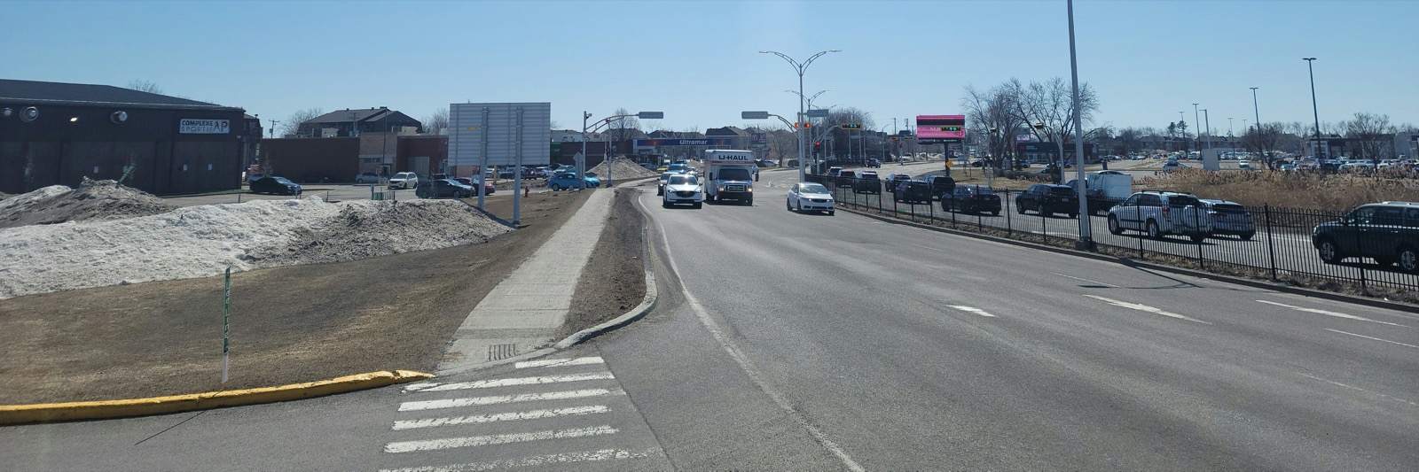 La 20e Avenue à Deux-Montagnes, artère commerciale près de l'autoroute 640