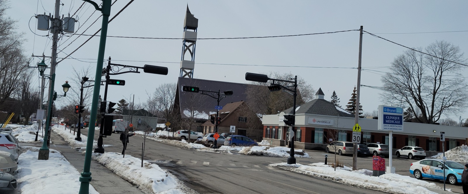 Le centre-ville de Deux-Montagnes sur le chemin d'Oka, route 344, avec le clocher de l'église Sainte-Famille