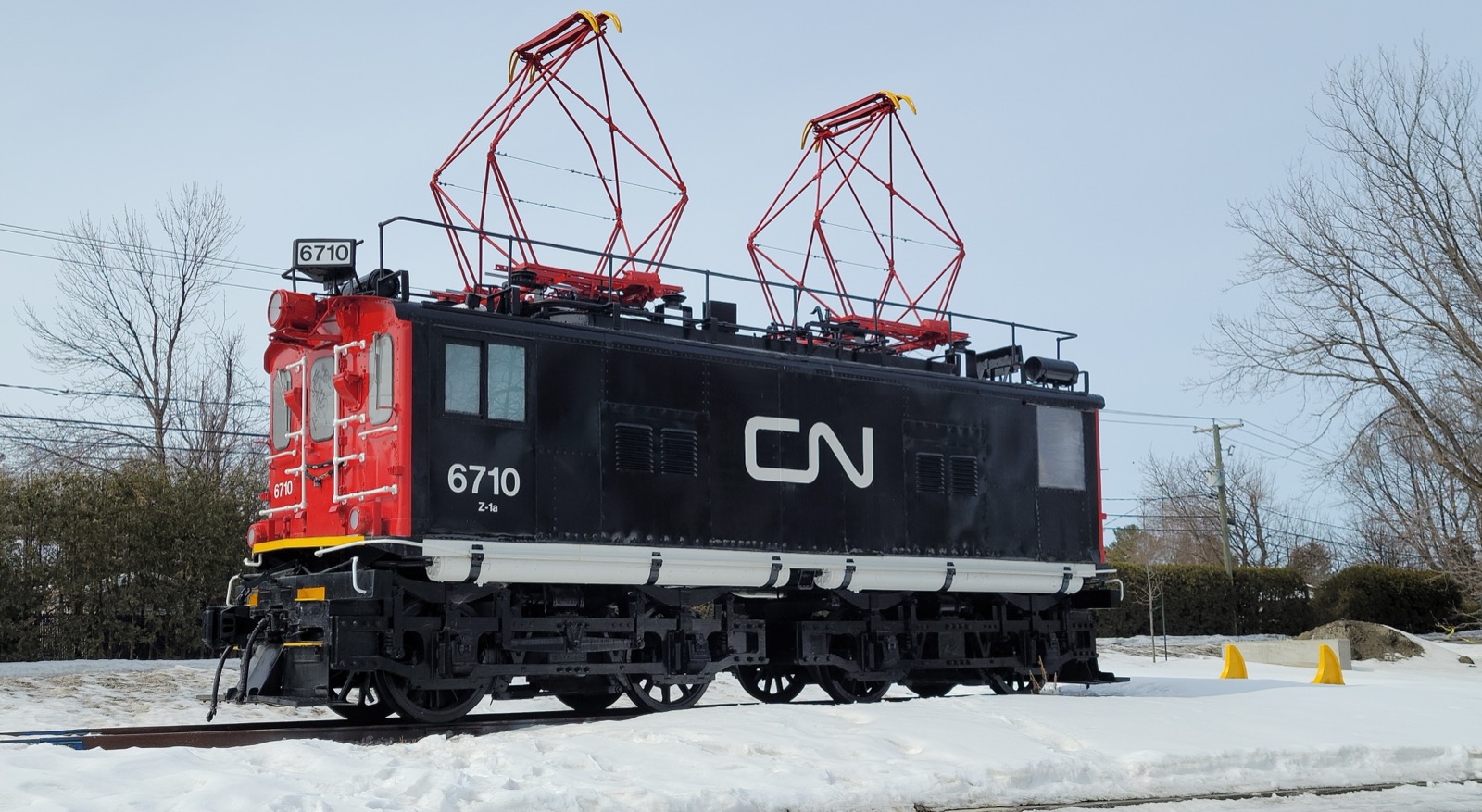 La locomotive électrique CN 6710 restaurée, exposée au parc Bélair près de la rivière des Mille Îles à Deux-Montagnes