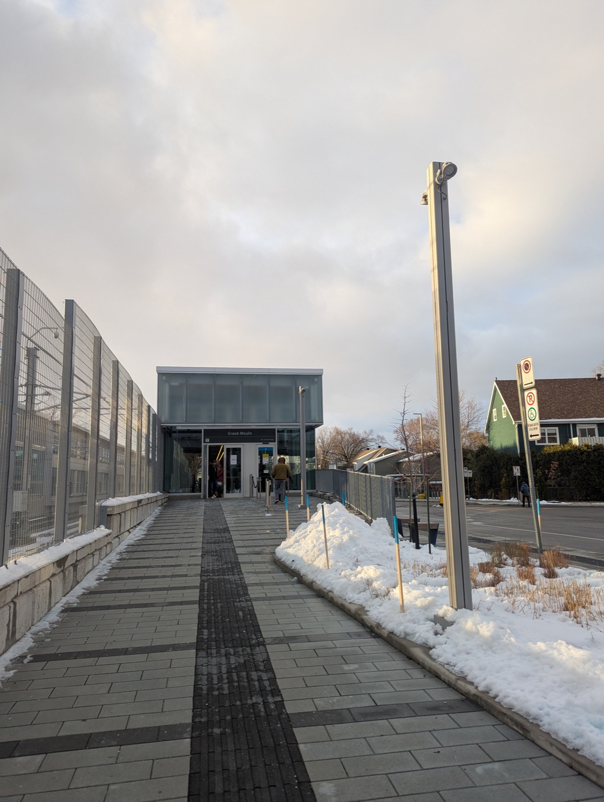 L'entrée de la station Grand-Moulin du REM, dans un quartier résidentiel de Deux-Montagnes