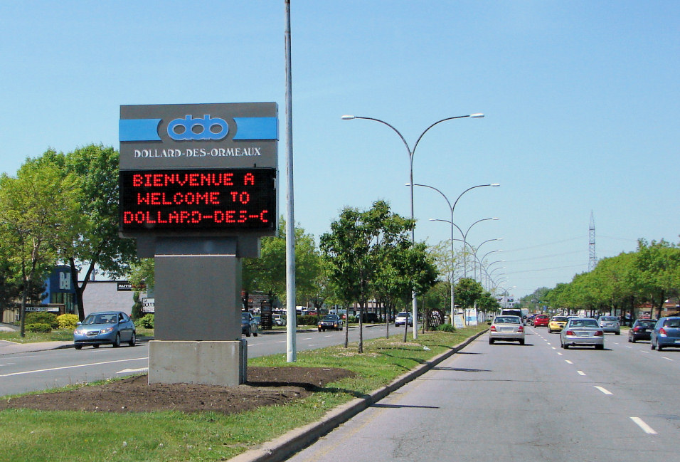 Panneau de bienvenue de Dollard-des-Ormeaux sur un grand boulevard