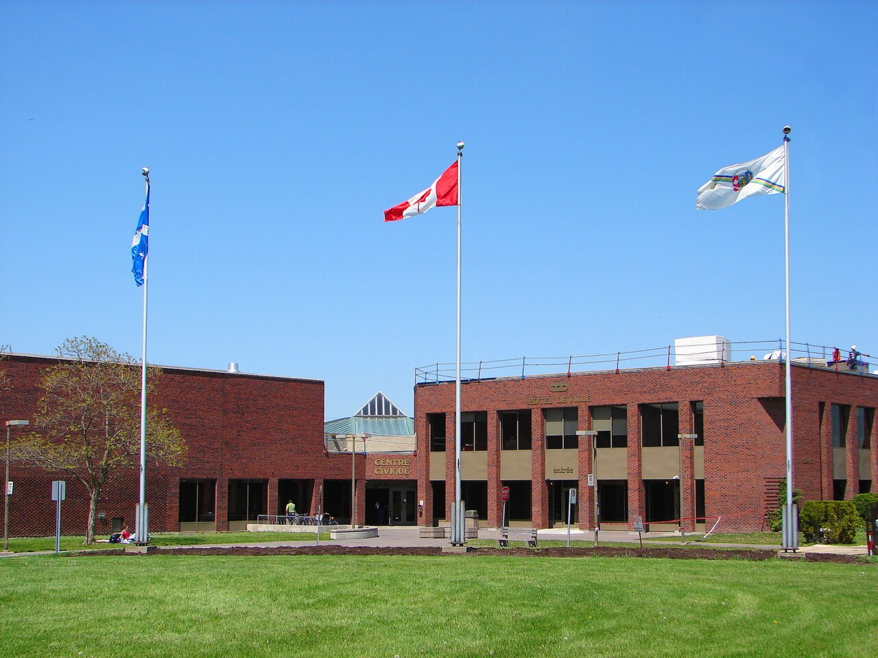 Le Centre civique de Dollard-des-Ormeaux, qui regroupe l'hôtel de ville, la bibliothèque et les arénas