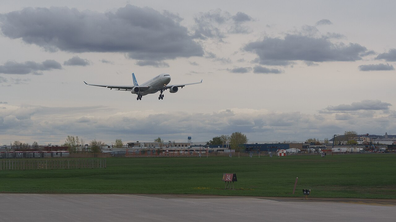Avion à l'atterrissage à l'aéroport international Montréal-Trudeau (YUL)