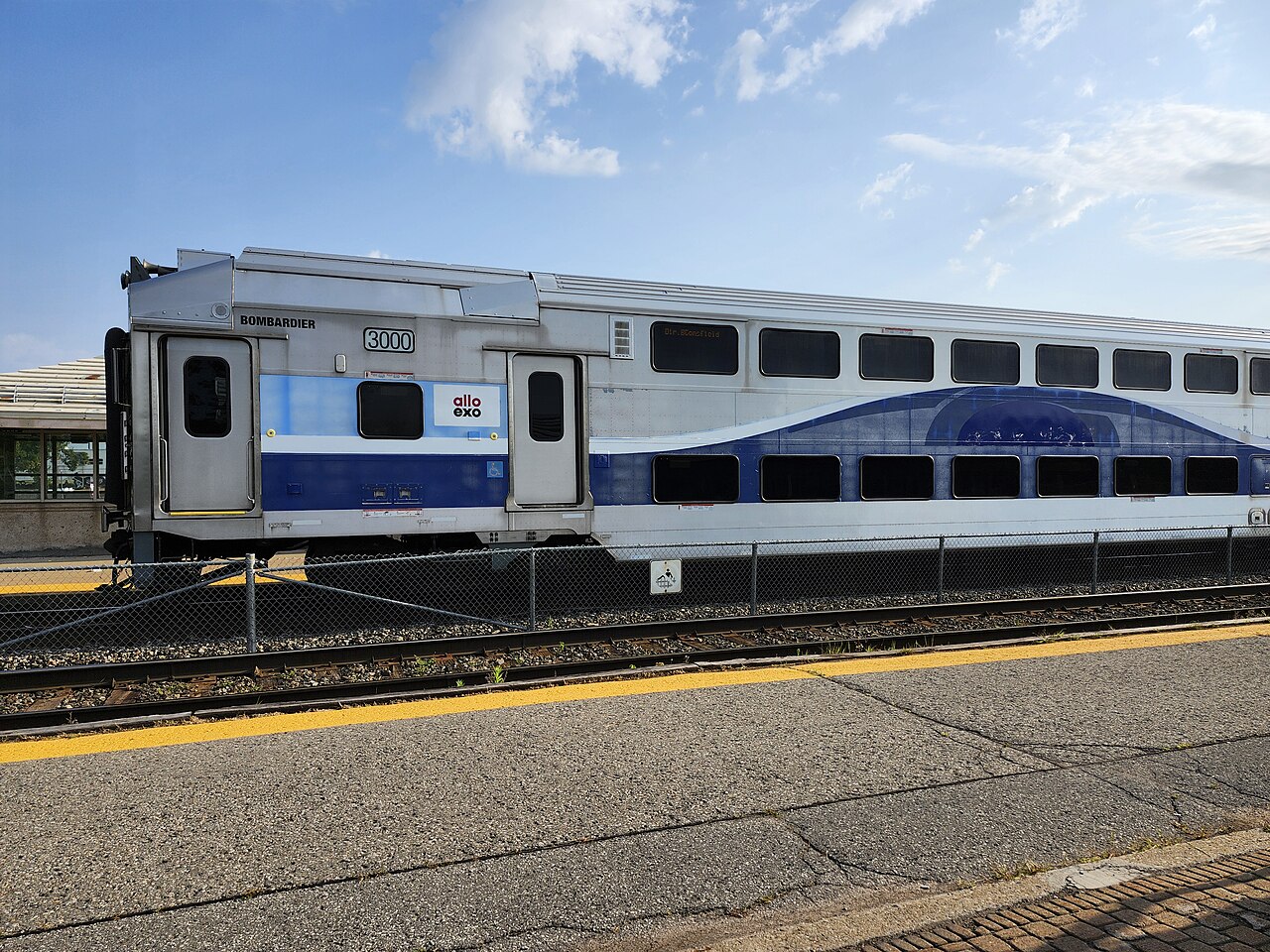 Train de banlieue exo de la ligne Vaudreuil–Hudson au quai de la gare Dorval