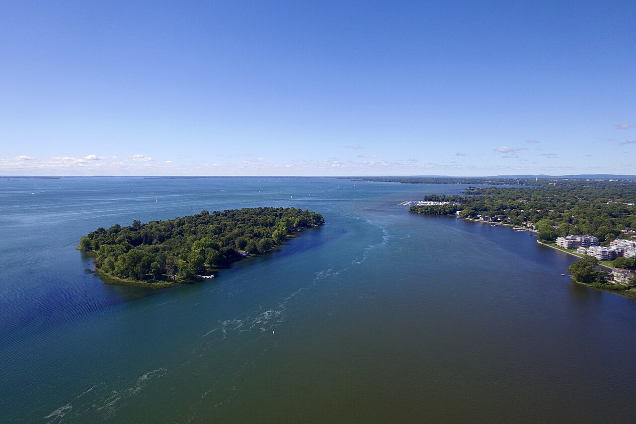 Vue aérienne de L'Île-Dorval, île de chalets sur le lac Saint-Louis