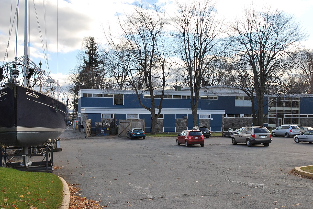 Voilier en cale sèche au Royal St. Lawrence Yacht Club, chemin du Bord-du-Lac, à Dorval
