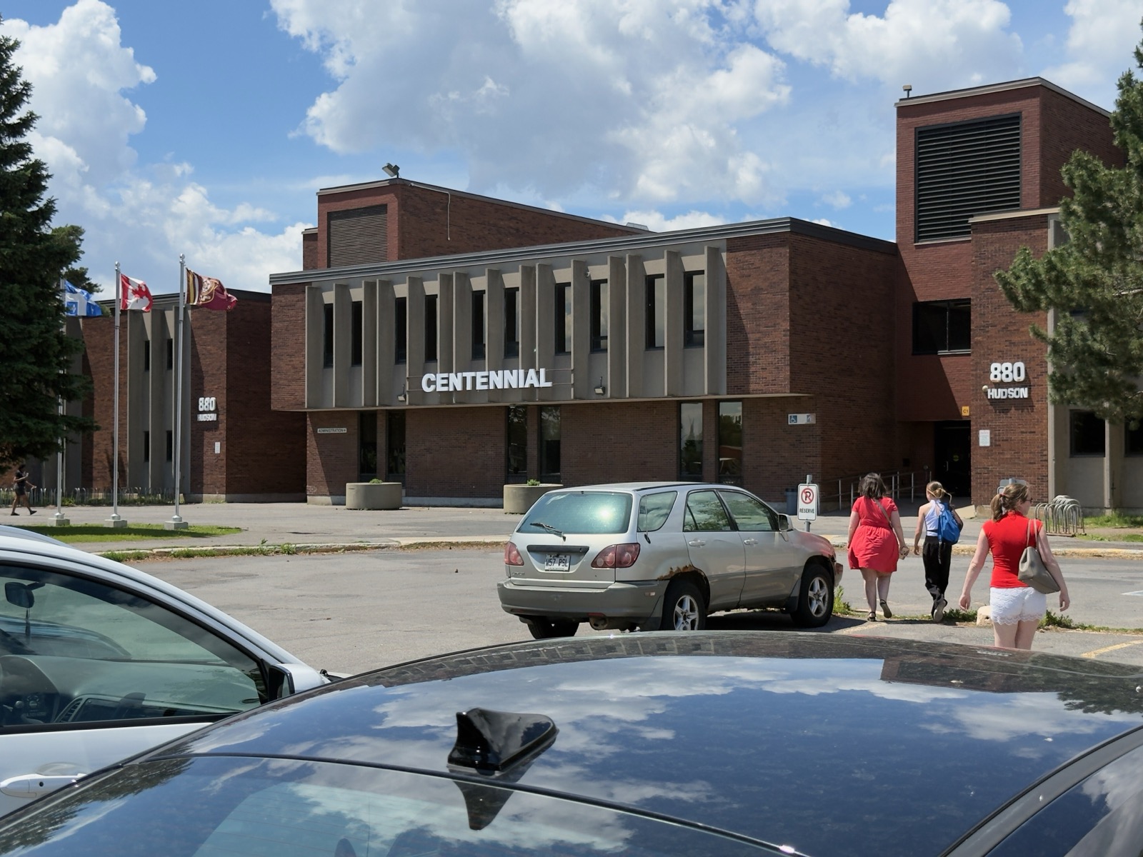 L'entrée de l'école secondaire Centennial Regional High School, au 880 rue Hudson à Greenfield Park