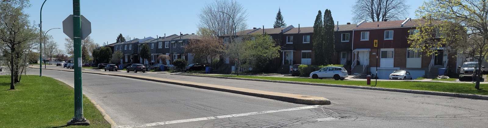 Rue résidentielle bordée de maisons en rangée près du coin des rues Bellevue et Hart, à Greenfield Park