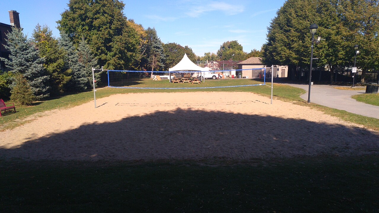 Terrain de volleyball de plage au parc Hampstead